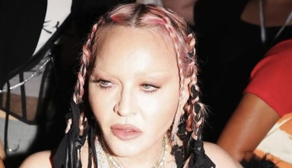 <p>Madonna tampil dengan alis mata yang bahkan hampir tak terlihat</p>