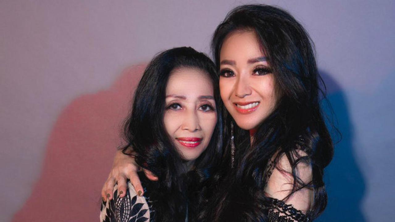 Desainer asal Jatim Diana M Putri bersama sang ibu Esther D (Foto: Dok Istimewa)