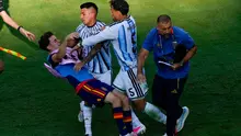 Pemain Spanyol Gavi (kiri) terjatuh saat terlibat keributan dengan pemain Argentina Leandro Paredes (5) dan Thiago Almada usai laga final Piala Dunia 2026 antara Spanyol vs Argentina di East Rutherford, N.J., dekat New York, Minggu, 19 Juli 2026. (AP Photo/Yuki Iwamura)