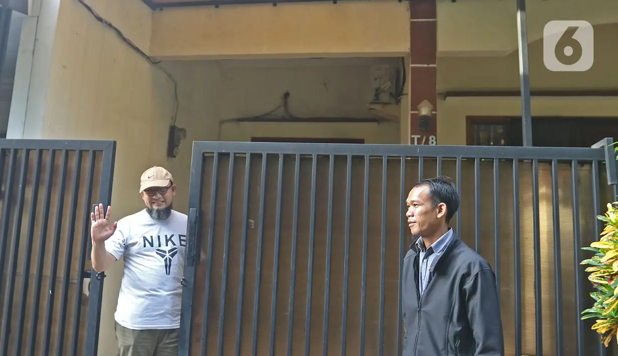 Penyidik senior KPK Novel Baswedan menyapa awak media usai rekontruksi penyiraman air keras di depan kediamannya, Jalan Deposito, Kelapa Gading, Jakarta, Jumat (7/2/2020). Karena alasan kesehatan, Novel Baswedan tidak mengikuti proses rekonstruksi meski berada di rumah (Liputan6.com/Herman Zakharia)