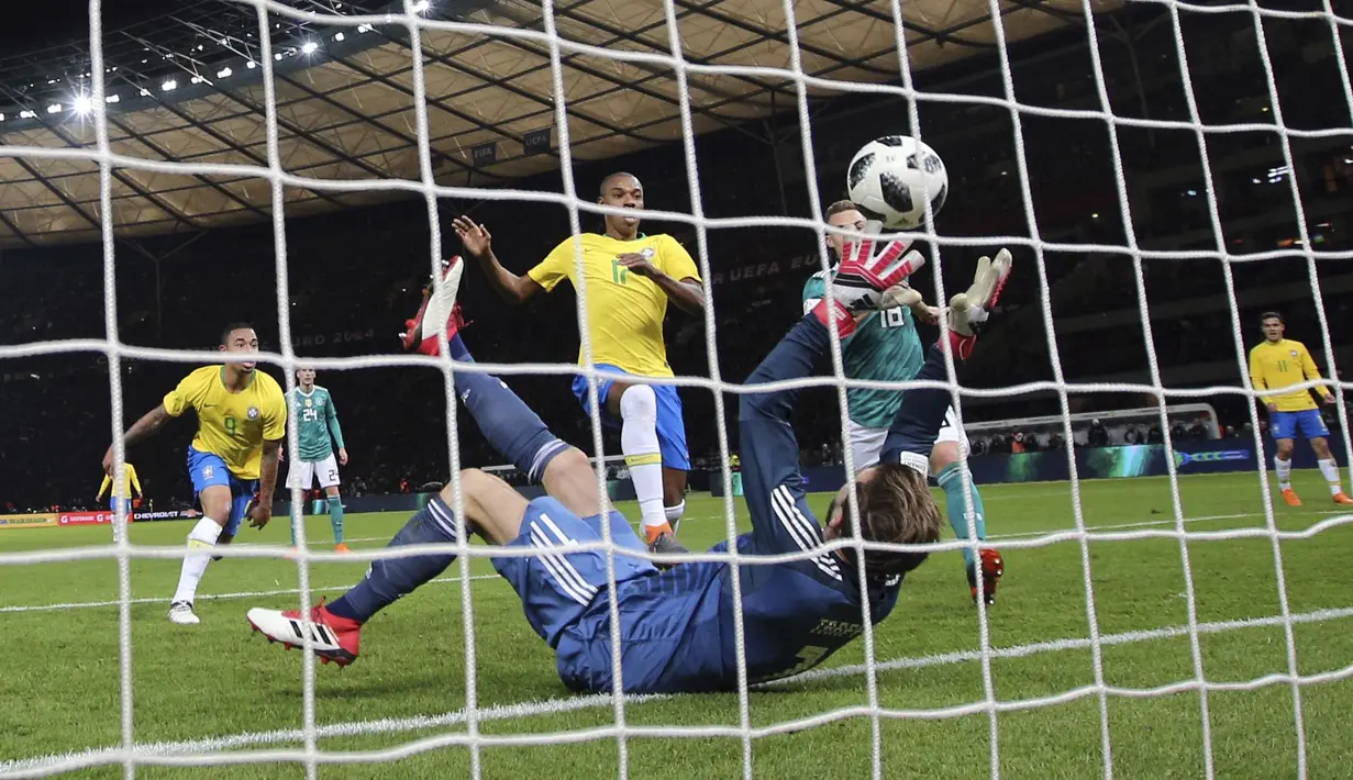 Striker Brasil, Gabriel Jesus, mencetak gol ke gawang Jerman pada laga persahabatan di Stadion Olympiastadion, Berlin, Selasa (27/3/2018). Jerman takluk 0-1 dari Brasil. (AP/Michael Sohn)