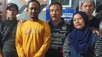 Komisaris PT Persib Bandung Bermartabat (PBB), Umuh Muchtar menyambangi rumah duka korban meninggalnya Sopiana Yusuf dalam insiden yang terjadi di Stadion GBLA, Kota Bandung, Jumat (17/6/2022) malam. (Bola.com/Erwin Snaz)