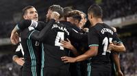 Para pemain Real Madrid merayakan gol ke gawang Real Sociedad pada laga La Liga di Stadion Anoeta, San Sebastian, Minggu (17/9/2017). (AFP/Ander Gillenea)