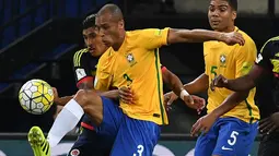 Miranda (#3) menyumbangkan satu gol saat Brasil menang 2-1 atas Kolombia pada laga kualifikasi Piala Dunia 2018 Zona Conmebol di Manaus, Brasil, (7/9/2016) WIB. (AFP/Vanderlei Almeida)