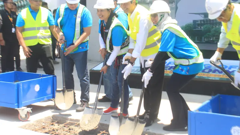 Menteri BUMN Rini M Soemarno meresmikan topping off atau pengecoran struktur bagian atas bangunan multifunction hall Inaya Bay Komodo yang berada di Kawasan Terpadu Marina, Labuan Bajo, Manggarai Barat, NTT, Minggu (6/10/2019).Liputan6.com/Ola Keda