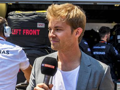Mantan juara dunia F1, Nico Rosberg saat melaporkan suasana Pit Stop pada F1 GP Monako di Monte Carlo, (28/5/2017).  (EPA/Srdjan Suki)