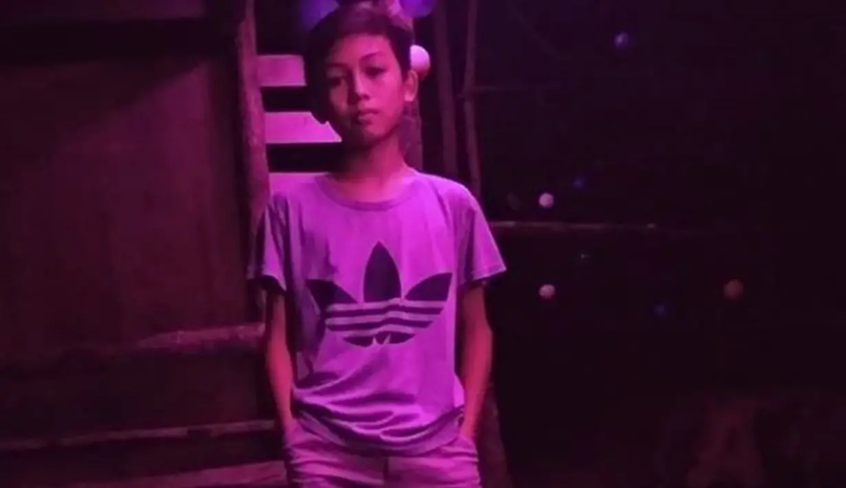 Ini dia Rizal Widiansyah yang sempat viral karena memiliki paras yang mirip Milea. Kini setelah beranjak remaja, paras Rizal bila diperhatikan tak mirip dengan Vanesha Prescilla. Terlebih kini gaya rambutnya keren tidak seperti di foto viral dengan rambut pendek mendekati botak. (Liputan6.com/IG/rizal_widiansyah93)