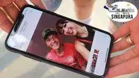 Andrea Dian sukses membujuk Mesut Ozil untuk berselfie ria di Singapura, Rabu (25/7/2018). (Bola.com/Wiwig Prayugi)