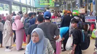 Situasi Stasiun Pasar Senen tampak dipenuhi penumpang kereta api pada puncak arus balik Lebaran, Senin (15/4/2024). (Foto: Liputan6.com/Farrel Bima Haryomukti).