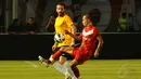 Pemain Legenda Indonesia, Kurniawan Dwi Yulianto (depan) mencoba melewati hadangan Gianluca Zambrotta saat berlaga di Stadion GBK Jakarta, (7/6/2014). (Liputan6.com/Helmi Fithriansyah)