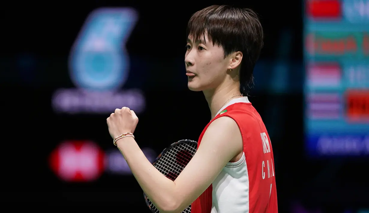 Berbeda dengan set pertama, duel menjadi sengit dan berimbang di game kedua hingga sempat terjadi skor 12-12. Namun, Chen Yu Fei kembali mendominasi permainan dan mengakhiri set ini 21-17. (AP Photo/Kien Huo)