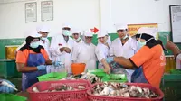 Kepala BPOM meninjau lokasi salah satu produsen ikan makarel dalam kaleng, yakni CV. Pacific Harvest di Banyuwangi, Jumat (13/4/2018) (Foto : Humas BPOM)