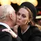 Kate Middleton&nbsp;cipika-cipiki dengan&nbsp;Raja Charles III saat mereka meninggalkan tempat itu setelah Misa Requiem, upacara pemakaman Katolik, untuk mendiang Katharine, Duchess of Kent, di Katedral Westminster di London pada 16 September 2025. (Jordan Pettitt/POOL/AFP)