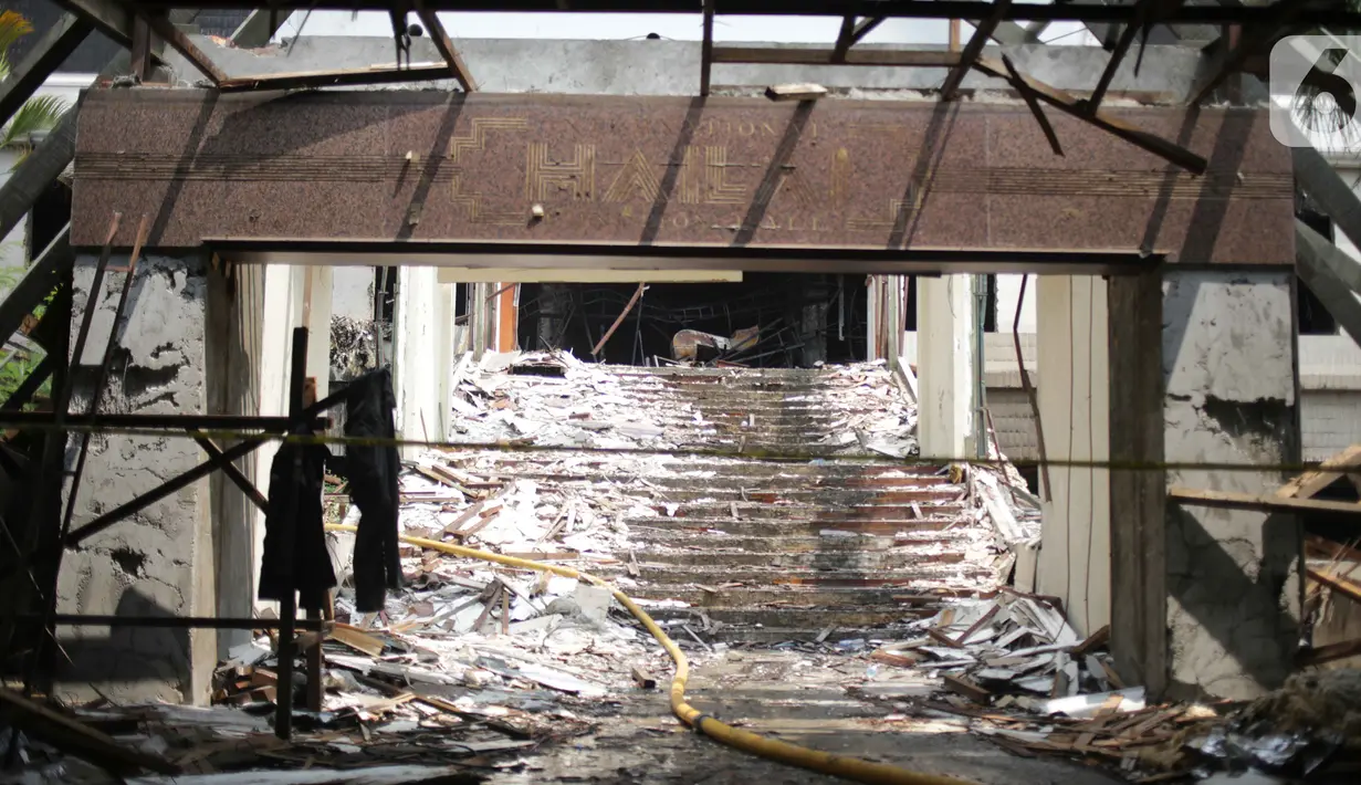 Kondisi gedung Hailai yang terbakar di kawasan Ancol, Jakarta Utara, Selasa (5/11/2019). Sebanyak 20 unit mobil damkar dikerahkan untuk memadamkan api yang membakar gedung Hailai pada Senin (4/11/2019) malam tersebut. (Liputana6.com/Faizal Fanani)