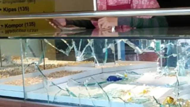 Perampok bersenjata api menggasak toko emas di Blora, Sabtu (25/7/2020). (Foto: Liputan6.com/Muhamad Ridlo)