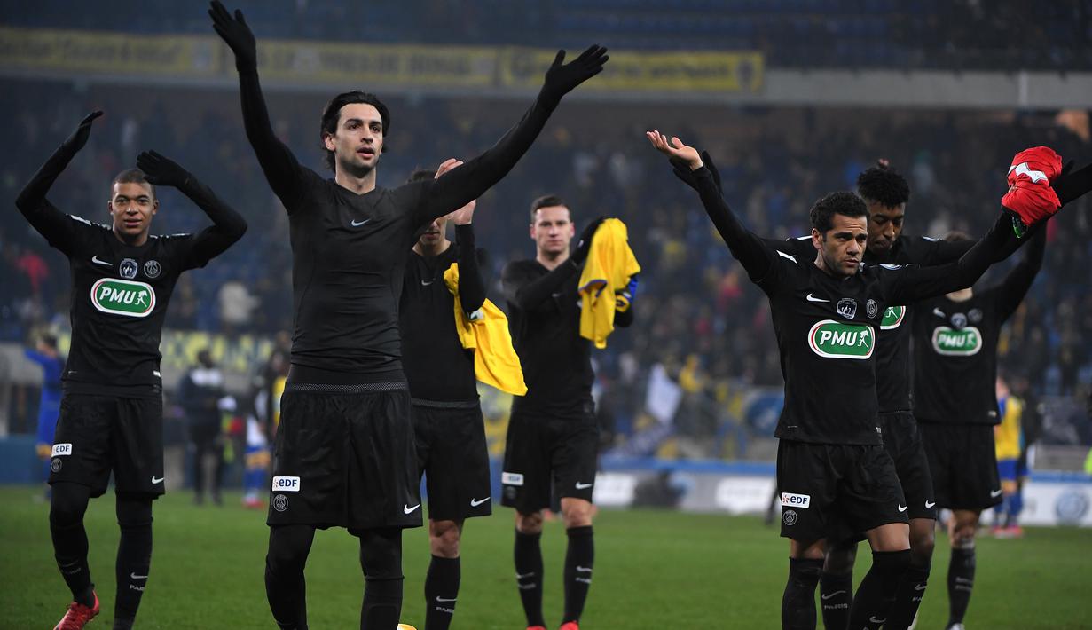 Para pemain pSG memberikan salam kepada fans usai mengalahkan Sochaux pada laga Piala Prancis di  Auguste Bonal stadium, Sochaux, (6/2/2018). PSG menang 4-1. (AFP/Patrick Hertzog)