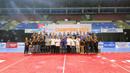Skuad Petrokimia Gresik berfoto bersama Ketua Umum PP PBVSI, Imam Sudjarwo setelah menjuarai kategori putri Kejuaraan Bolavoli Nusantara Cup 2024 di GOR UNY Yogyakarta, Sabtu (23/3/2024) usai mengalahkan Kharisma Premium Bandung di partai final dengan skor 3-1 (17-25, 25-18, 25-15 dan 26-24). (Dok. PBVSI)