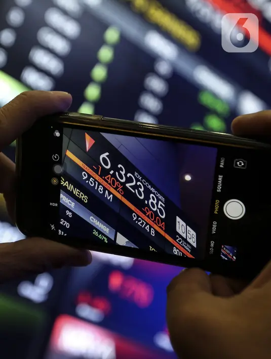 Karyawan mengambil gambar layar Indeks Harga Saham Gabungan (IHSG) di Bursa Efek Indonesia, Jakarta, Jumat (22/1/2021). Transaksi bursa agak surut dengan nyaris 11 miliar saham diperdagangkan sebanyak lebih dari 939.000 kali. (Liputan6.com/Johan Tallo)