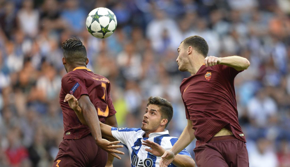 Pemain Porto, Andre Silva (tengah) mencoba merebut bola dari hadangan pemain AS Roma  pada leg pertama  playoff Liga Champions 2016-2017 di Estadio Do Dragao, Kamis (18/8/2016) dini hari WIB. (AFP/Miguel Riopa)