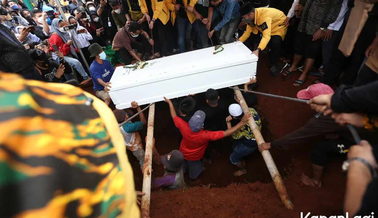 Kedua jenazah juga sempat disalatkan di Masjid Permata Qolbu yang lokasinya tak jauh dari kediaman Vanessa. (Kapanlagi.com/Budi Santoso)