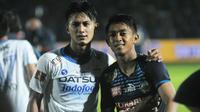 Ahmad Alfarizi dan Febri Hariyadi berfoto bersama usai laga Arema Cronus versus Persib Bandung, Minggu (18/12/2016) di Stadion Kanjuruhan, Kabupaten Malang. (Bola.com/Iwan Setiawan)