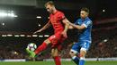Bek Liverpool, Ragnar Klavan (kiri) menguasai bola dibayangi gelandang Bournemouth, Marc Pugh pada laga Liga Inggris 2016/2017 di Anfield Stadium, Liverpool (5/4/2017). Ragnar Klavan yang berpaspor Estonia didatangkan Liverpool dari FC Augsburg pada awal musim 2016/2017 dengan nilai transfer 5 juta euro. Setelah total tampil dalam 53 laga di semua ajang dengan torehan 2 gol, ia dilepas ke Cagliari pada awal musim 2018/2019. (AFP/Paul Ellis)