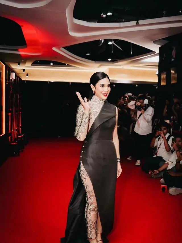 7 Potret Dian Sastrowardoyo di Gala Premier Ratu Adil, Penampilannya Curi Perhatian