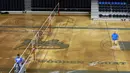 Beberapa pekerja berusaha mengeringkan air yang masuk ke Pauley Pavilion di kampus UCLA akibat rusaknya pipa utama saluran air bawah tanah di sekitar Sunset Boulevard di bagian Westwood Los Angeles, (29/7/2014). (REUTERS/Jonathan Alcorn) 