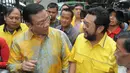 Ketum Golkar versi Munas Ancol, Agung Laksono (kiri) berbincang dengan pengurus Golkar, Yorrys Raweyai saat melakukan kunjungan ke rumah dinas ‎Ketua MPR, Zulkifli Hasan, Jakarta, Kamis (12/3/2015). (Liputan6.com/Herman Zakharia)