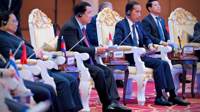 Presiden Joko Widodo atau Jokowi saat saat melakukan pertemuan dengan pemimpin ASEAN dan perwakilan ASEAN Inter-Parliament Assembly (AIPAA) di Hotel Sokha Phnom Penh Kamboja