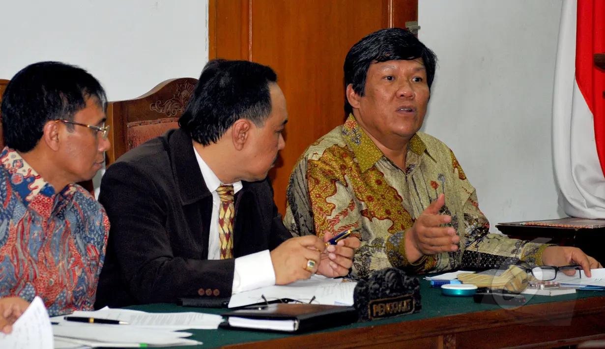 Tim kuasa hukum Suroso Atmo Martoyo saat menghadiri sidang lanjutan gugatan praperadilan kepada KPK di Pengadilan Negeri (PN) Jakarta Selatan, Rabu (8/4/2015).(Liputan6.com/Yoppy Renato)