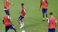Penyerang Chelsea, Alvaro Morata (tengah) mengikuti sesi latihan bersama rekan-rekan barunya di Singapura, Senin (24/7/2017). Chelsea akan bersua Bayern Munchen pada laga International Champions Cup (ICC) 2017, malam ini WIB.  (AFP/Roslan Rahman)