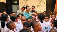 Presiden Joko Widodo (Jokowi) menyempatkan diri bertemu langsung dan berdialog dengan sejumlah anak sekolah dasar (SD), saat kunjungan ke Jayapura, Jumat 7 Juli 2023. Salah seorang anak mempertanyakan hal menggelitik perihal rencana pemerintah memindahkan ibu kota negara (IKN).Foto: Laily Rachev - Biro Pers Sekretariat Presiden