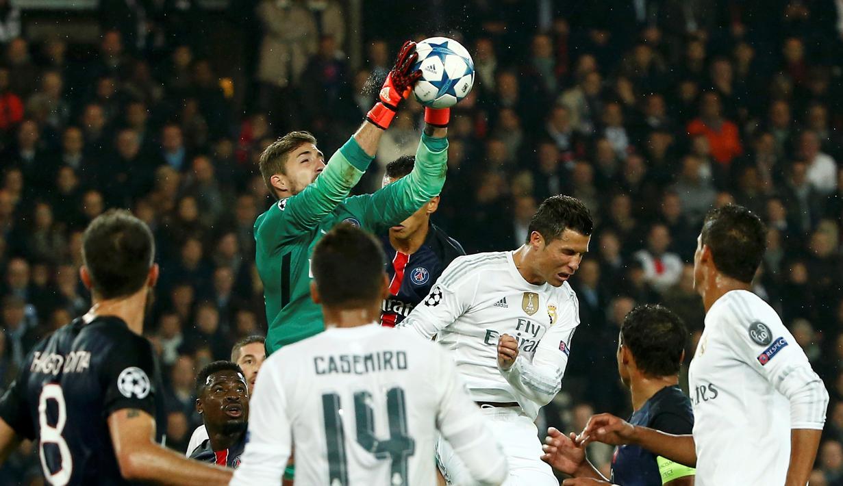Kiper PSG, Kevin Trap, mengamankan gawangnya dari ancaman Cristiano Ronaldo di lanjutan Grup A Liga Champions di Stadion Parc des Princes, Paris, Prancis, Kamis (22/10/2015) dini hari WIB. (Reuters/Benoit Tessier)