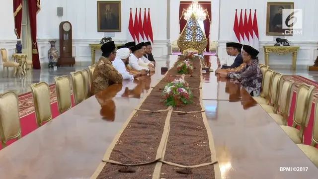 Perwakilan GNPF MUI menemui Presiden Jokowi di Istana Merdeka untuk menyatakan dukungan mereka pada kebijakan Jokowi.