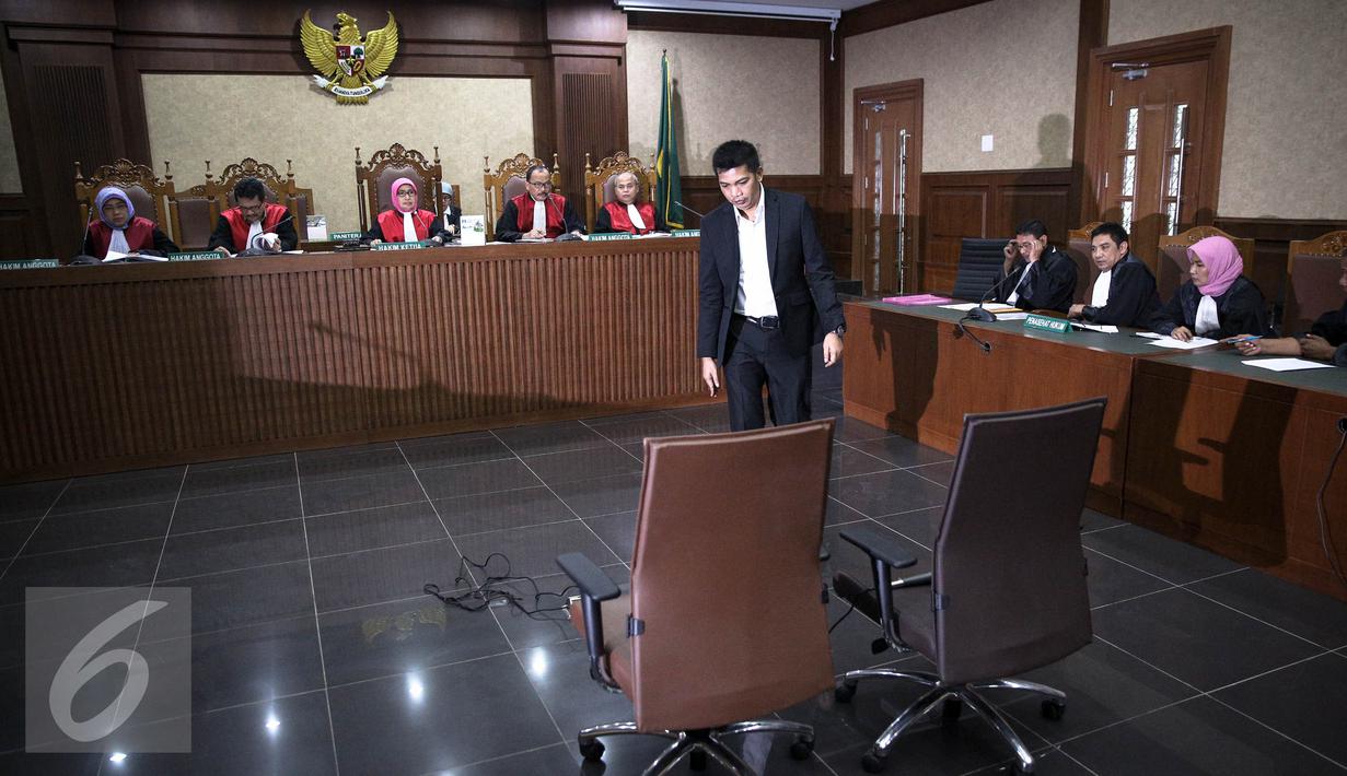 Abdul Khoir menjalani sidang perdana di Pengadilan Tipikor, Jakarta, Senin (4/4). Khoir didakwa memberikan suap kepada 4 anggota Komisi V  dan 1 pejabat Kementerian PUPR dengan total sekitar Rp38,51 miliar. (Liputan6.com/Faizal Fanani)