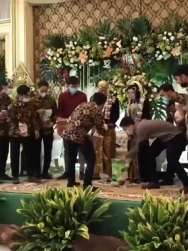 Sekelompok Pria Bawa Sembako Ke Pernikahan Teman, Warganet: Lumayan Nggak Belanja
