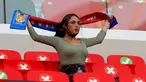 Fans cantik dari klub sepak bola asal Meksiko, Tigres saat mengalungkan syal dalam pertandingan Piala Dunia Antar Klub 2020. (Foto: AFP/Karim Jaafar)