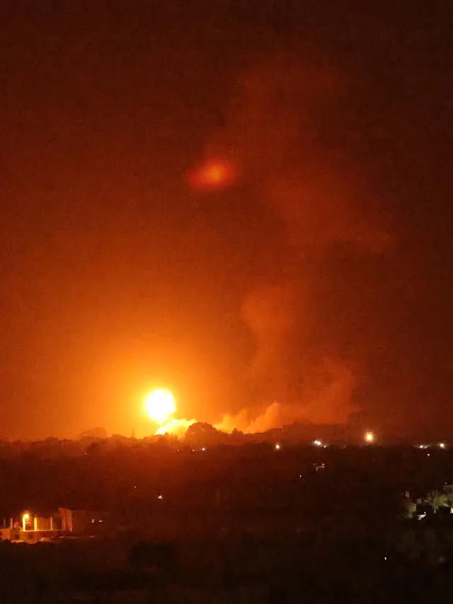FOTO: Israel Lancarkan Serangan Udara Terhadap Gaza