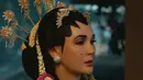 Luna tampil dengan kebaya pengantin khas Jawa warna hitam dengan aksen detail keasaman, lengkap dengan bros dan kalung model bunga keemasan.  [@lunamaya]