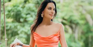 Sophia Latjuba membuktikan jika kita bisa tampil memsona di usia berapa saja, termasuk saat menyentuh di atas 50 tahun. Meski menyukai gaya sleek dan simple, Sophia juga mencintai gaun-gaun indah berpotongan klasik atau modern. (Foto: Instgaram @sophialatjuba)