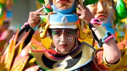 Seseorang mengambil bagian dalam parade "Canto a la Tierra" selama Karnaval Hitam dan Putih di Pasto, Kolombia, Jumat (3/1/2020). Orang-orang turun ke jalan mengenakan kostum berwarna-warni, untuk menari dan bernyanyi. (Photo by Raul ARBOLEDA / AFP)