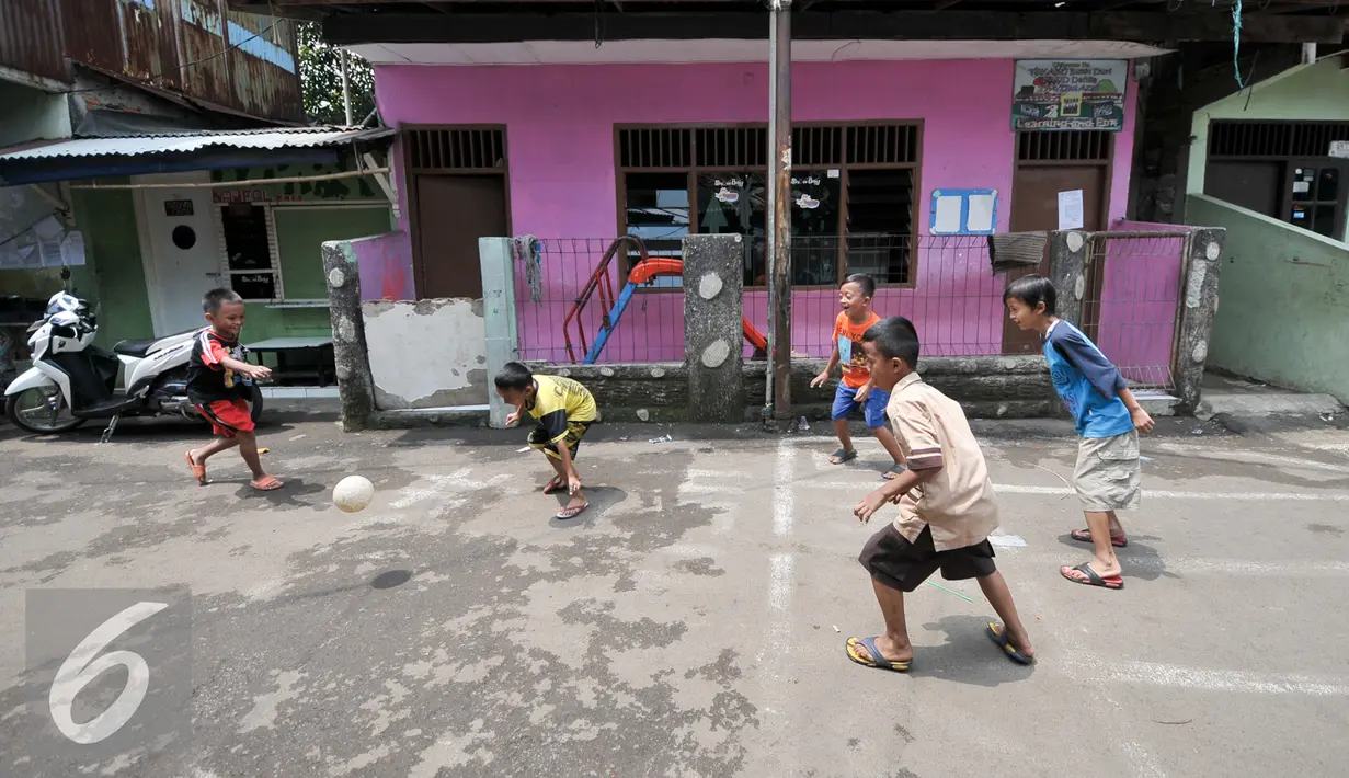 Sejumlah anak warga Bukit Duri bermain sepak bola di pemukiman yang akan ditertibkan oleh Pemprov DKI Jakarta, Rabu (7/9). Pemprov DKI layangkan Surat Peringatan (SP) 2 untuk warga Bukit Duri. (Liputan6.com/Yoppy Renato)
