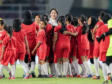 Ada yang menarik dalam rangkaian acara pentupan turnamen pramusim Piala Presiden 2024 di Stadion Manahan, Solo, Minggu (4/8/2024). Laga eksibisi antara 6 pemain Timnas Indonesia putri menghadapi 30 pemain SSB putri Surakarta FC U-12 digelar. Dalam laga yang hanya berlangsung kurang dari 10 menit tersebut, kapten Timnas Putri Indonesia, Shafira Ika menjadi magnet lewat aksi-aksinya hingga menjadi idola tim lawan. Bahkan saat mencetak gol, Ika langsung dikerumuni para pemain lawan untuk ikutan berselebrasi. (Bola.com/Bagaskara Lazuardi)