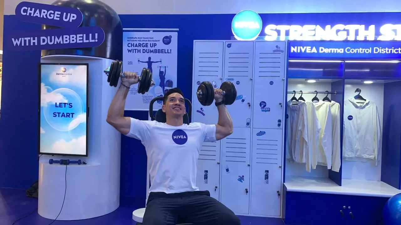 Andrew White sedang gym