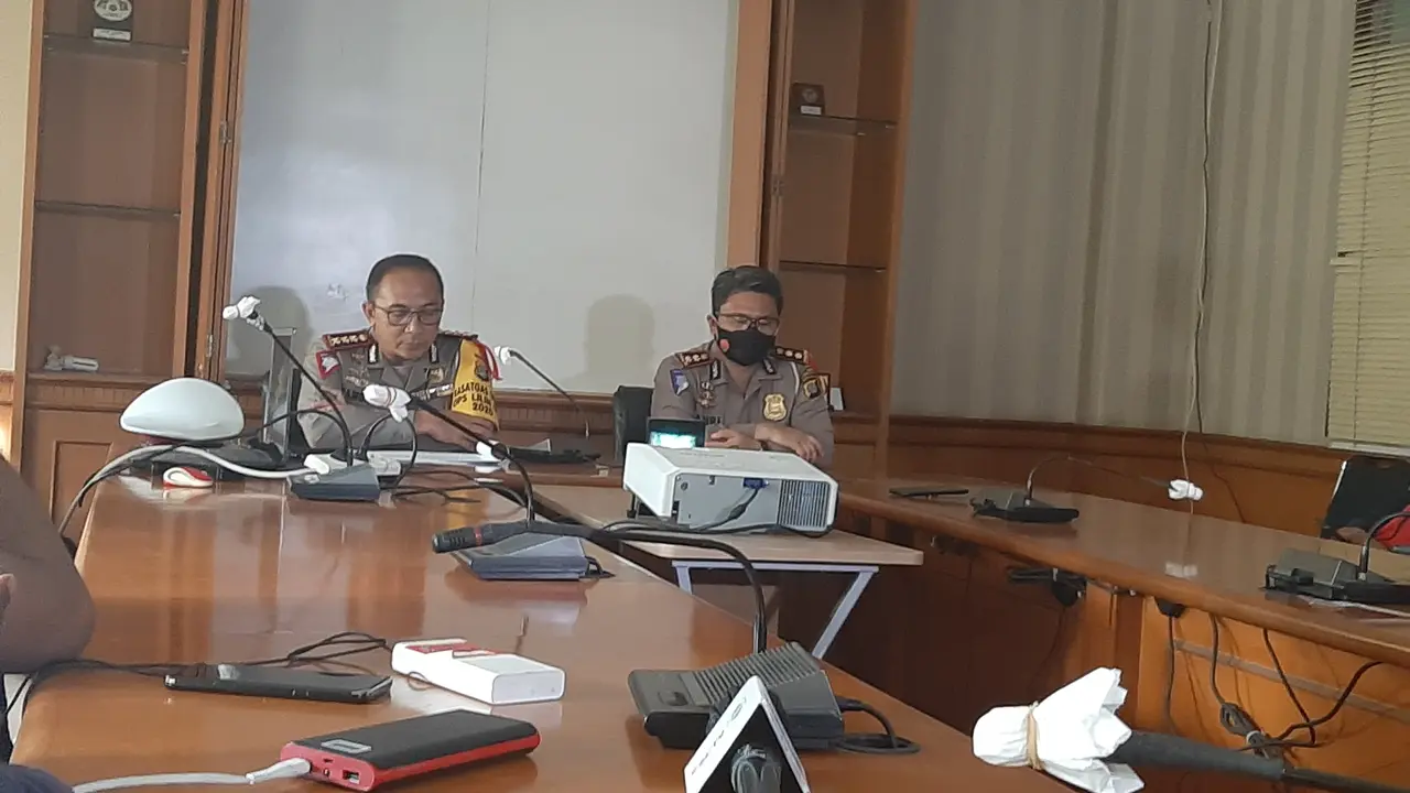 Direktur Lalu lintas Polda Metro Jaya Kombes Sambodo Purnomo Yogo menjelaskan soal kecelakaan maut di Pasar Minggu