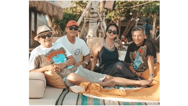 6 Potret Kompak Keluarga Roy Marten Liburan di Bali, Penuh Kehangatan