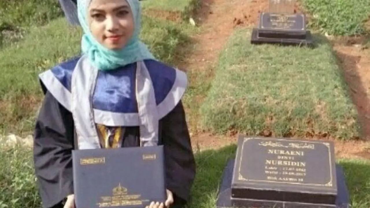 [Bintang] Gadis Cantik Ini Bawa Ijazah ke Kuburan, Ceritanya Bikin Haru