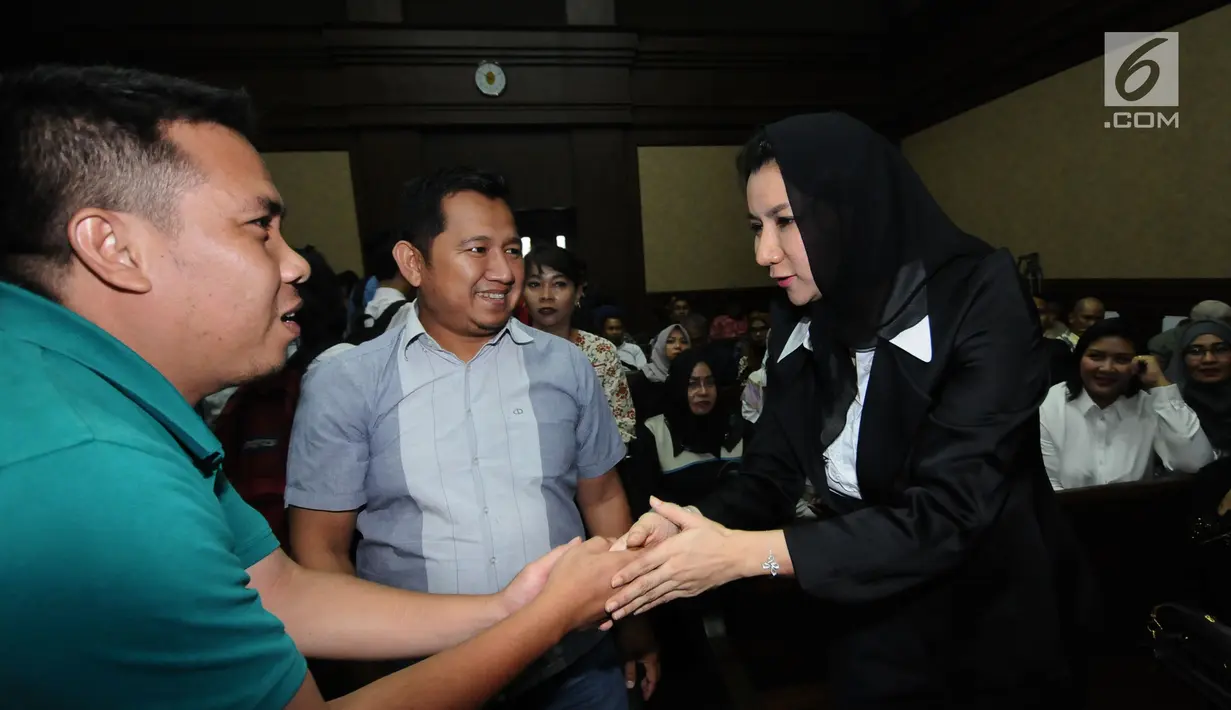 Bupati nonaktif Kutai Kartanegara, Rita Widyasari (kanan) menyalami salah satu kerabatnya jelang mengikuti sidang perdana di Pengadilan Tipikor, Jakarta, Rabu (21/2). Sidang mendengar dakwaan Jaksa Penuntut Umum. (Liputan6.com/Helmi Fithriansyah)