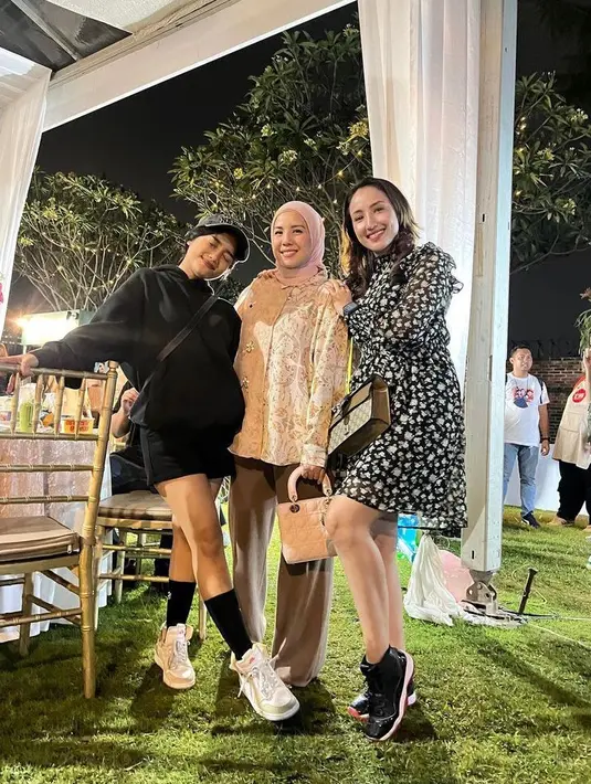 Terakhir, juga ada Fuji yang datang dengan outfit sporty serba hitam. Kalau sudah begitu, gaya siapa yang jadi favorit kamu? (Instagram/tya_ariestya).